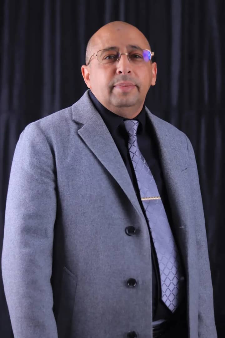 الطلاب يدرسون